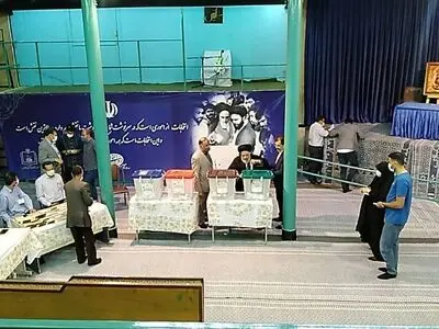 آیت‌الله موسوی بجنوردی رای خود را به صندوق انداخت