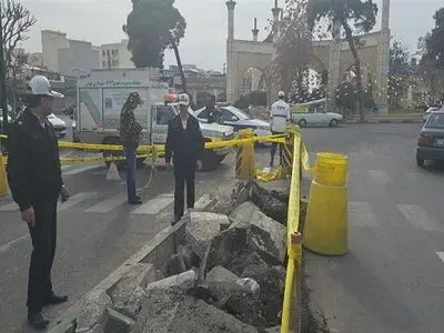 اعمال محدودیت‌های ترافیکی در پی نشست آسفالت در خیابان کارگر تهران