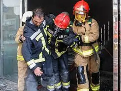 مصدومیت یک آتش‌نشان در حادثه آتش‌سوزی 