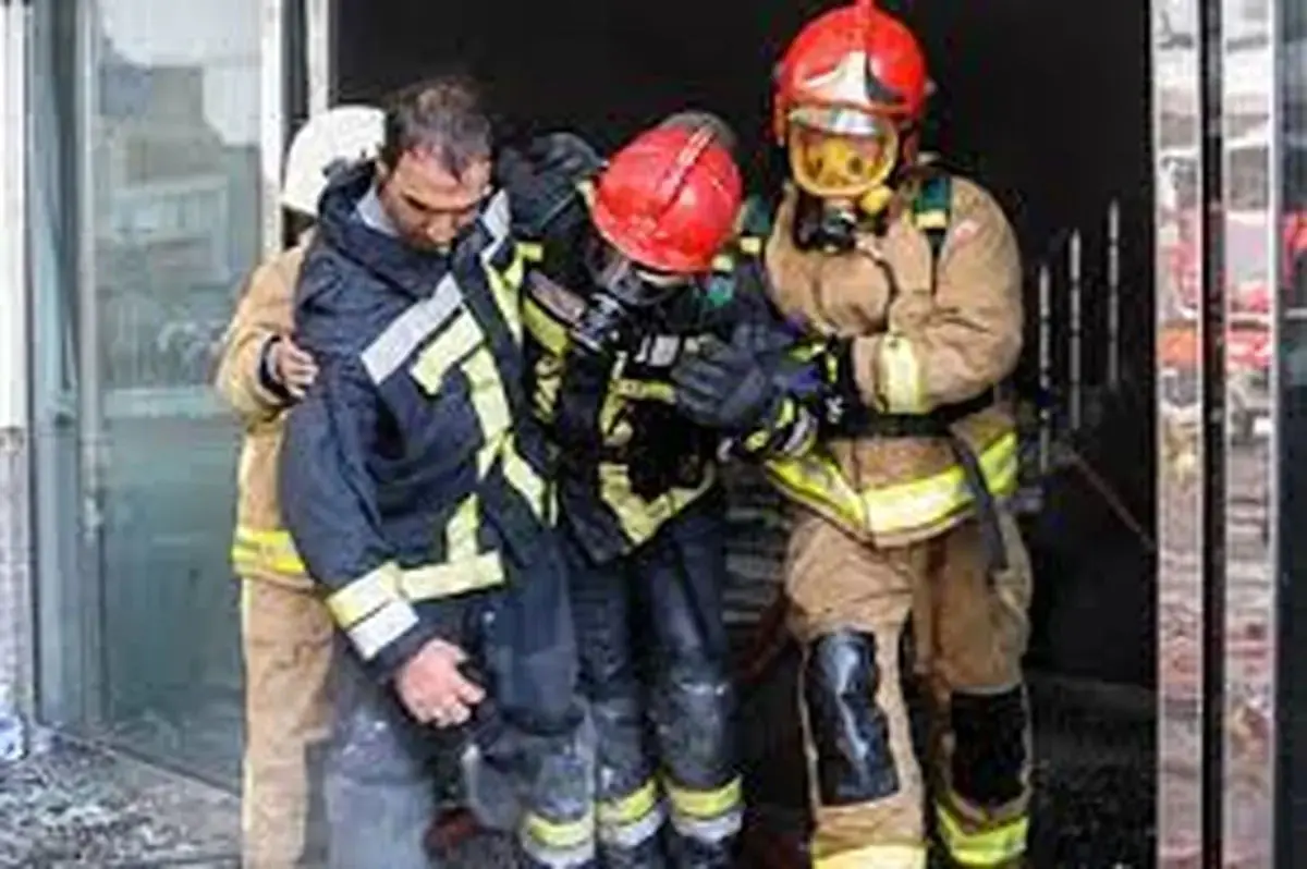 مصدومیت یک آتش‌نشان در حادثه آتش‌سوزی 