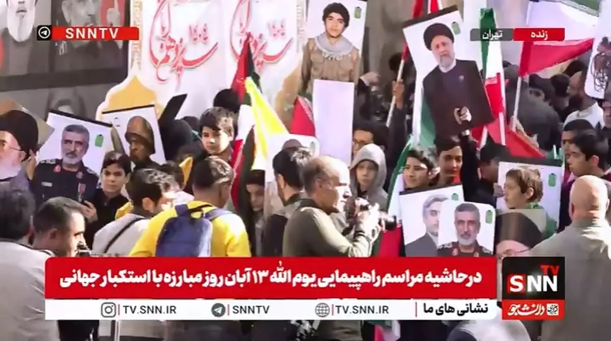 تصاویر شهید حاجی‌زاده، شهید رئیسی و دانشمندان شهید هسته‌ای در راهپیمایی ۱۳ آبان + فیلم