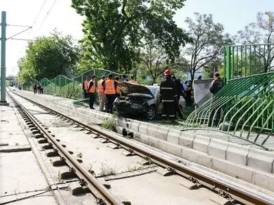برخورد خودروی سواری با قطارشهری مشهد