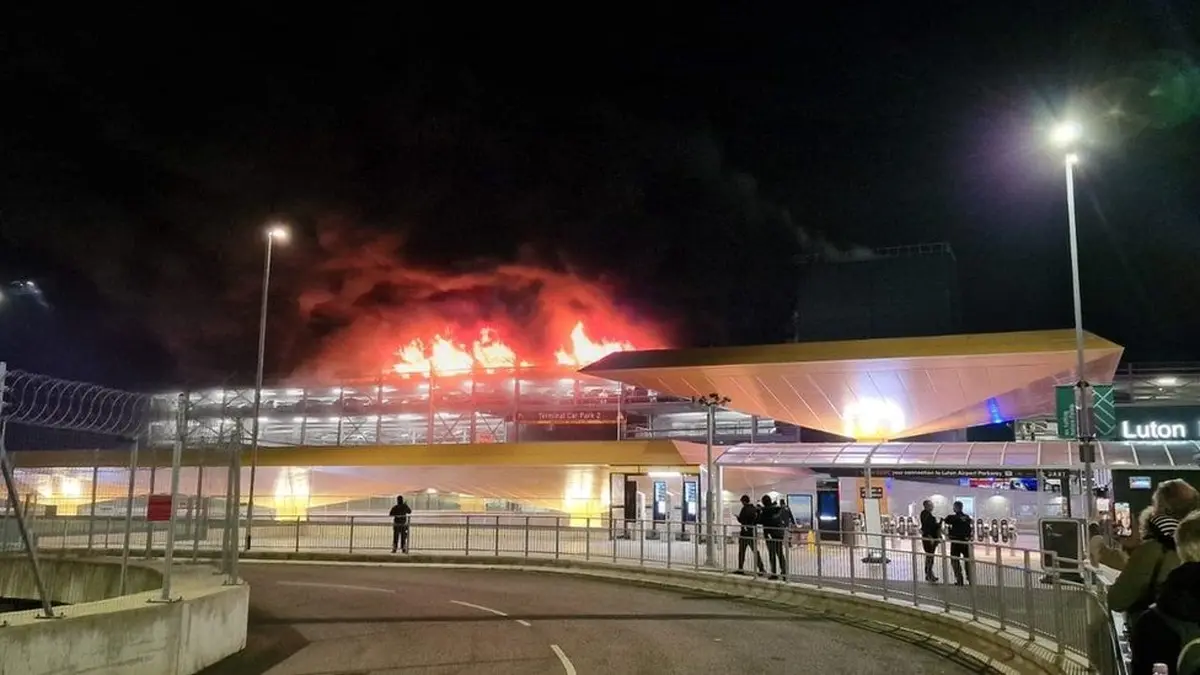 وقوع آتش‌سوزی گسترده در فرودگاه لوتان در لندن