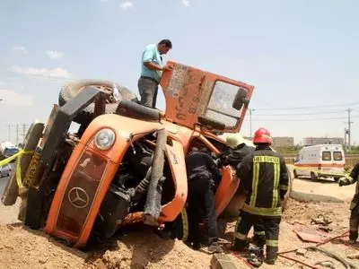 واژگونی کامیون در جاده قم به گرمسار یک فوتی بر جای گذاشت