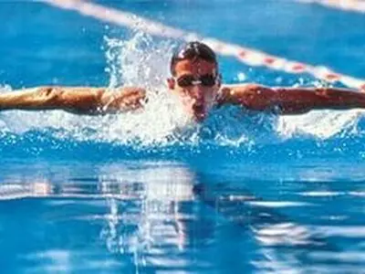 حرکت عجیب یک شناگر اسپانیایی در واکنش به حادثه تروریستی (عکس)