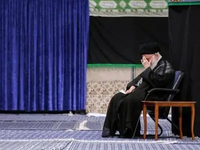 قائد الثورة یشارک فی مراسم لیلة تاسوعاء الامام الحسین "ع"