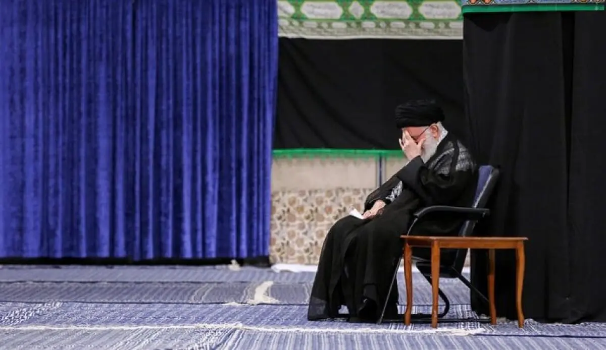 قائد الثورة یشارک فی مراسم لیلة تاسوعاء الامام الحسین "ع"