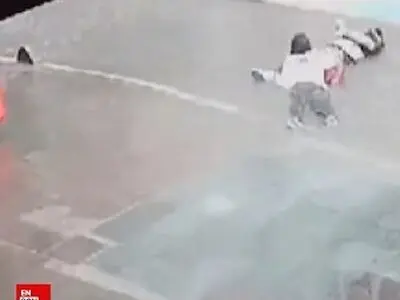 ویدیوی وحشتناک از مرگ دو نفر در ازمیر ترکیه بر اثر برق گرفتگی!