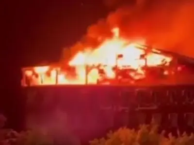 مصدومیت یک آتش‌نشان در حادثه آتش‌سوزی هتل پوریای انزلی