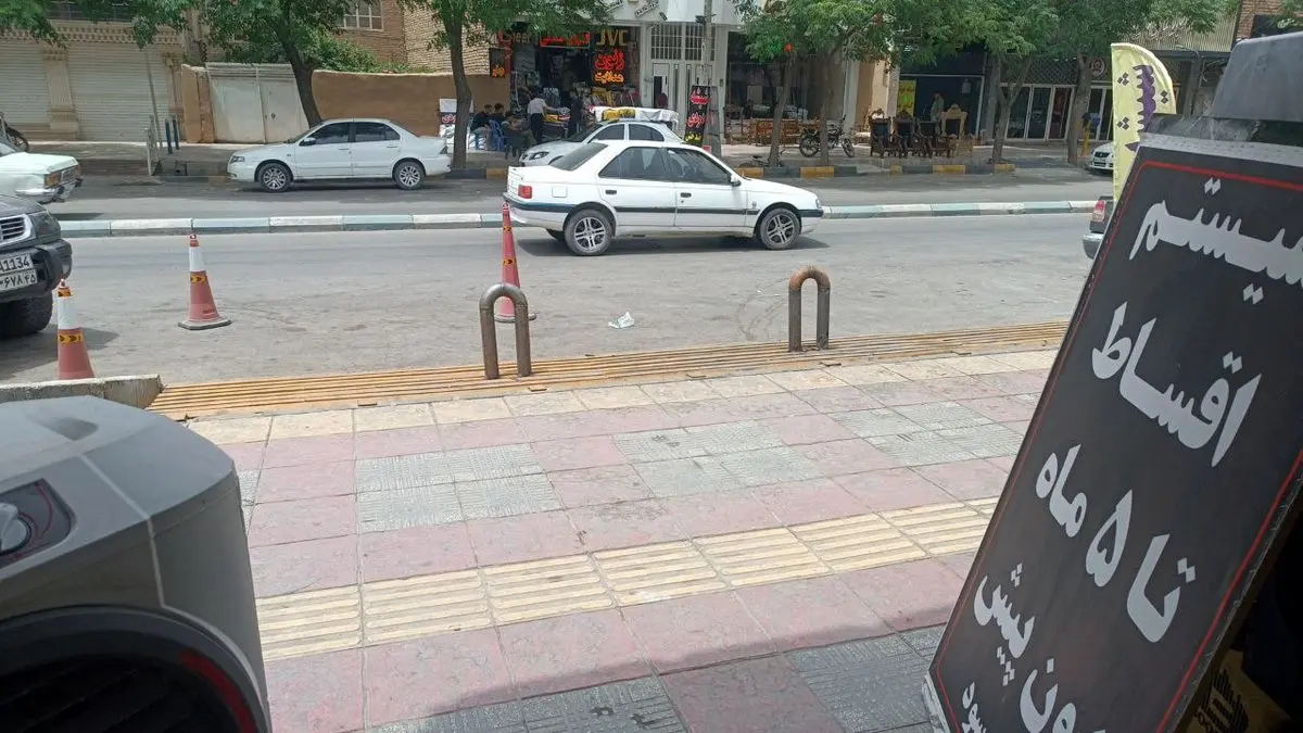 شهرداری، سد راه کسب و کار/ راه ورود به مغازه یک کارگر اخراجی را بستهاند و دلیلش را نمیگویند!