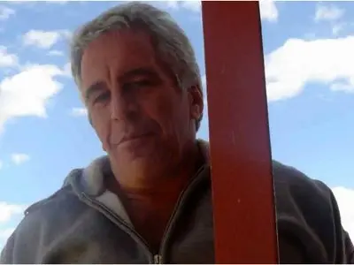 اپستین زنده هست؟ میلیاردر جنجالی با دو محافظ در خیابان‌های تل‌آویو+ تصاویر