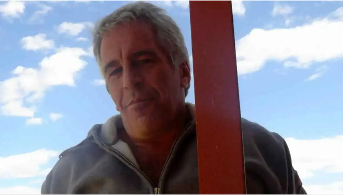 اپستین زنده هست؟ میلیاردر جنجالی با دو محافظ در خیابان‌های تل‌آویو+ تصاویر