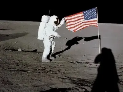 پرچم آمریکا هنوز بر روی ماه پابرجاست؟