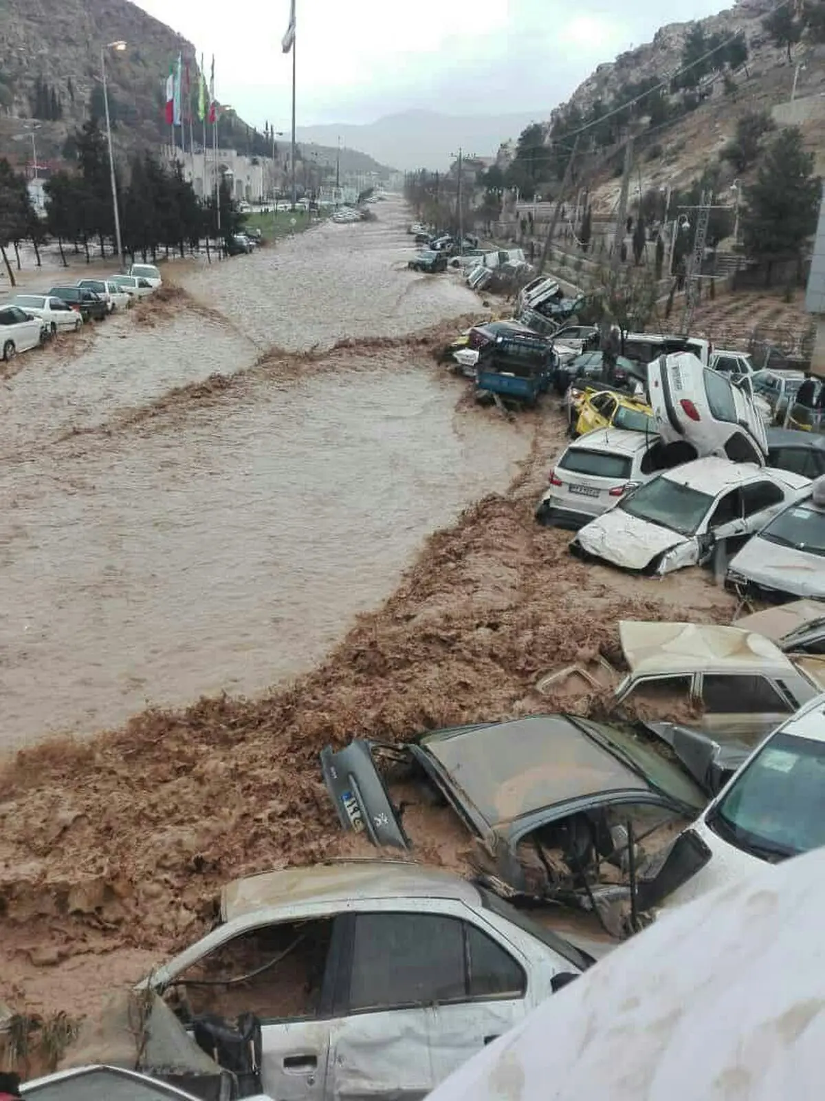 طغیان مسیل در دروازه قرآن شیراز تعدادی خودرو را با خود برد/هنوز تلفات جانی برای این حادثه گزارش نشده است/پیش‌بینی رگبار و طوفان امشب در جاده‌ها