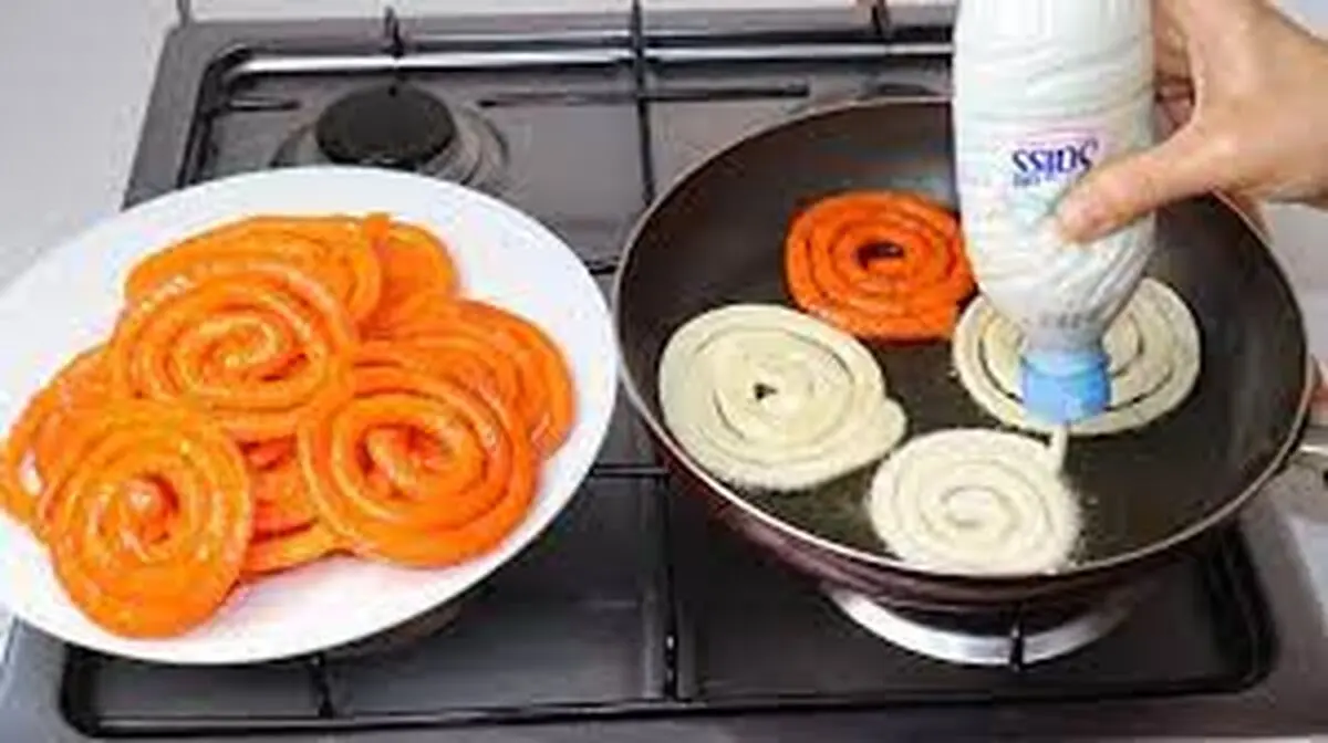 این شیرینی ساده و لذیذ را برای افطاری درست کنید + فیلم