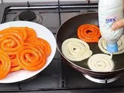 این شیرینی ساده و لذیذ را برای افطاری درست کنید + فیلم