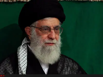 قائد الثورة للشباب:اذا صمدتم ستصلون الى قمة سیادة دین الله وسیادة الحق والعدل