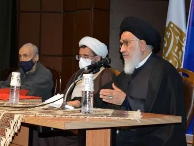 تاکید آیت الله حائری بر اینکه حوزه جای درس و تحقیق و اعتدال است نه سیاست/ چالش امروز حوزه حفظ استقلال آن است