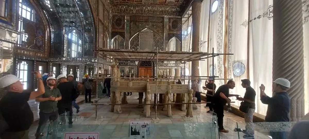 بازتاب جهانی خسارت‌های میراث‌فرهنگی ایران/ ۸۱ اینفلوئنسر بین‌المللی از کاخ گلستان و نمایشگاه عکس «ایستاده در غبار» در ایستگاه‌های مترو بازدید کردند 
