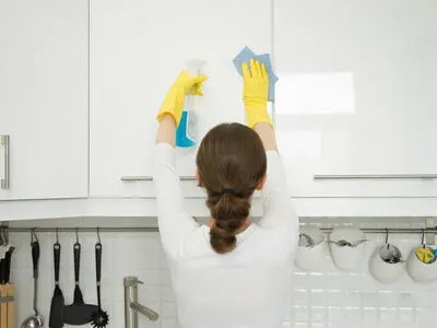 روش‌های کاربردی برای پاک کردن لکه چربی از روی کابینت‌ها