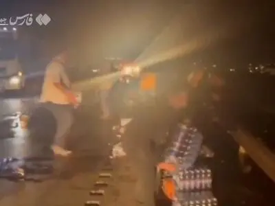 مردم لردگان چهارمحال‌وبختیاری با جمع‌کردن بار تریلی چپ‌شده به کمک راننده رفتند + فیلم