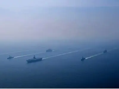 پنتاگون ناوهای هواپیمابر را از ایران دور کرد؛ نیروهای آمریکایی همچنان در تیررس موشک‌ها