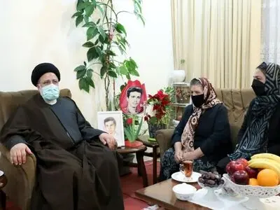 عشیة ذکرى میلاد السید المسیح (ع).. الرئیس الایرانی یزور منزل أحد شهداء الطائفة المسیحیة فی طهران 