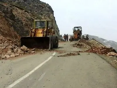 انسداد محور مواصلاتی ایلام - مهران در پی بارندگی و ریزش کوه