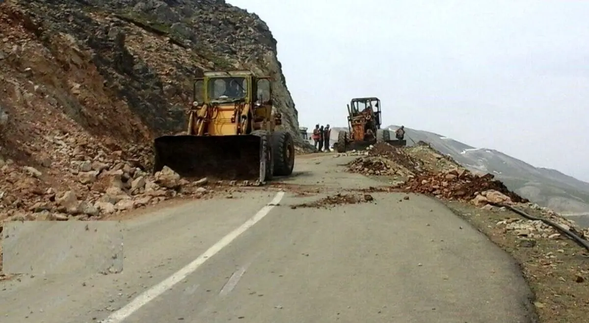 انسداد محور مواصلاتی ایلام - مهران در پی بارندگی و ریزش کوه
