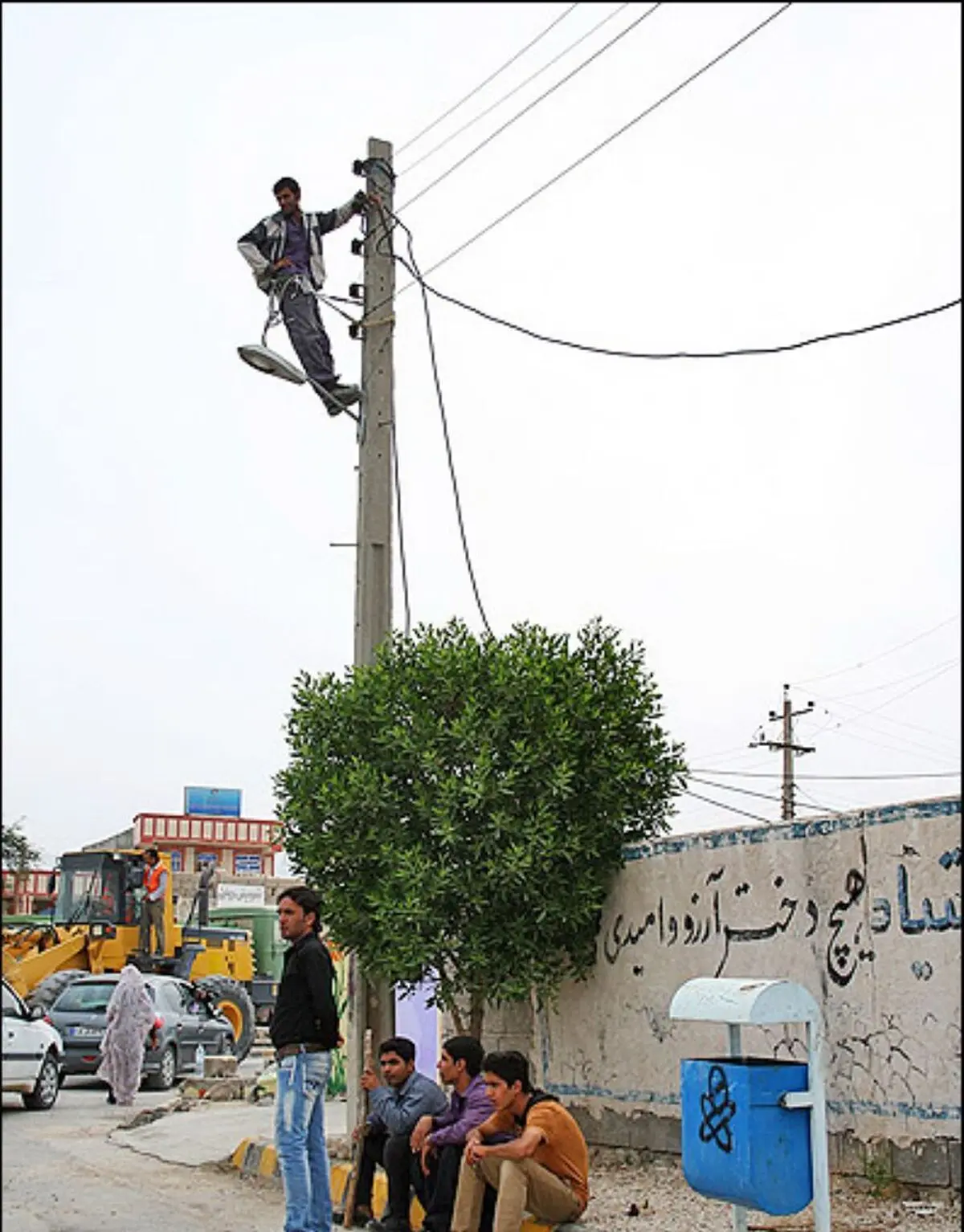 خدمات رسانی ۳۰ تیم عملیاتی برق در مناطق زلزله زده خوی/ شبکه برق مناطق زلزله زده پایدار است