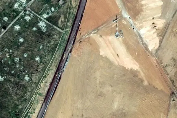 نیویورک تایمز: صور فضائیة تکشف عن جدار غامض تقیمه مصر على الحدود مع غزة