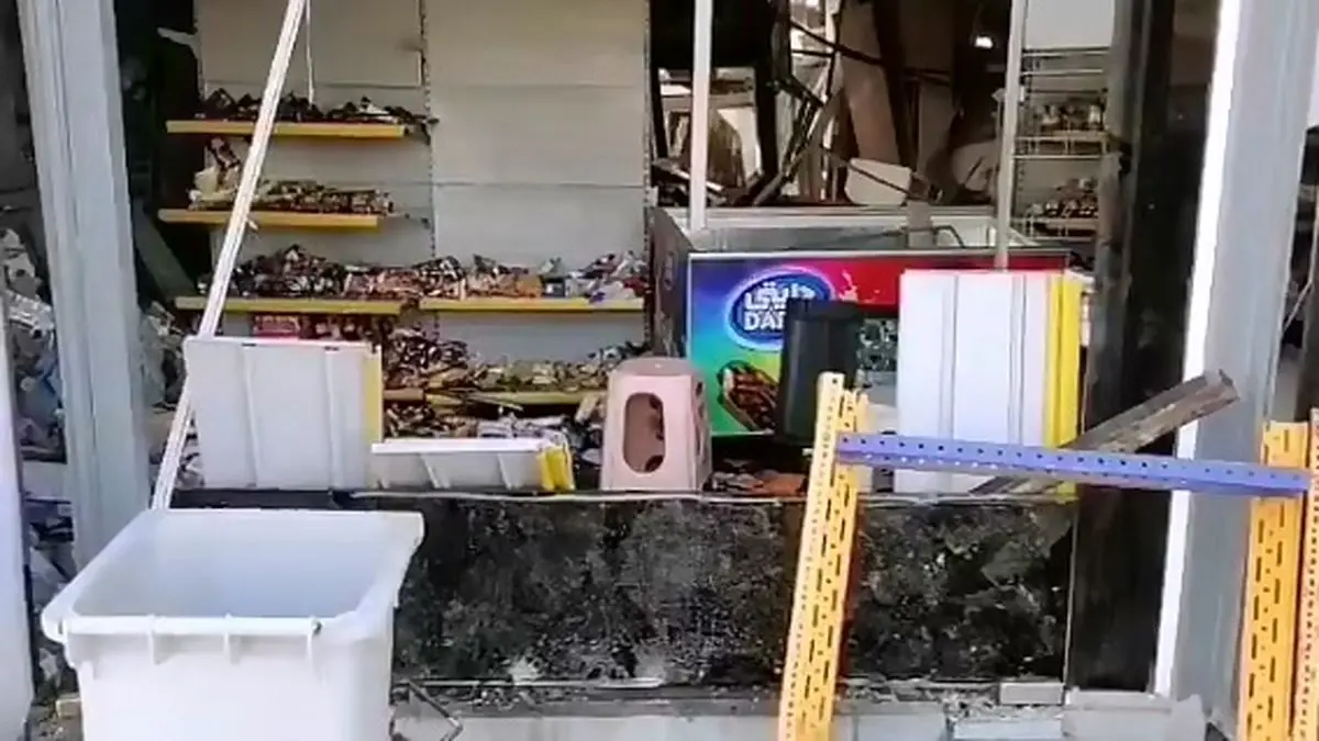 مغازهای در بندر شهید رجایی دستنخورده باقی مانده + فیلم
