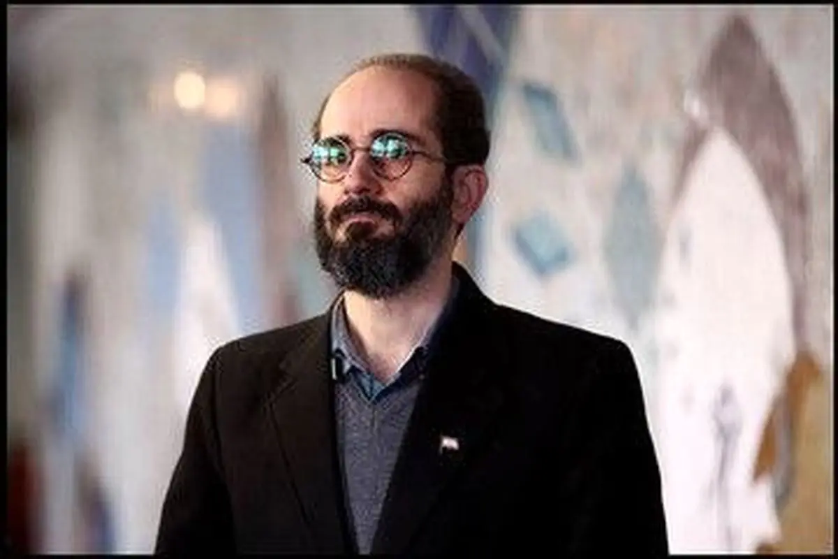 هنرمند میهن پرست در کنار میهن خود ایستاده است