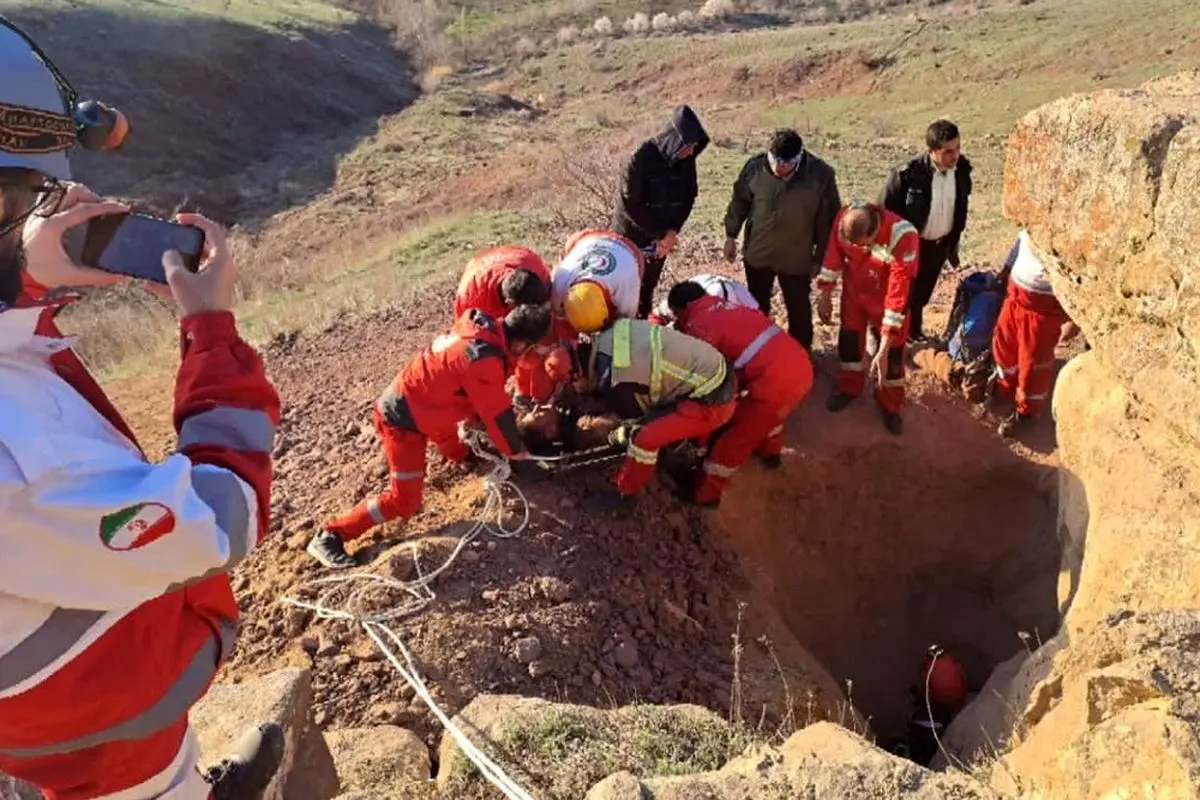 نجات دو شهروند قزوینی از چاه ۱۸ متری توسط آتش نشانان
