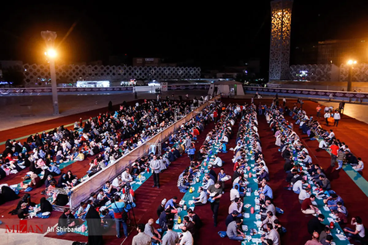 تصاویری از مراسم افطار در میدان امام حسین 