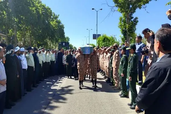 پیکر مطهر سرباز وظیفه حسین ظفری با حضور باشکوه مردم در نهاوند تشییع شد