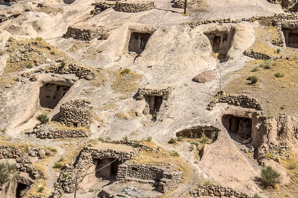 دستکندها در برابر زلزله مقاوم بوده‌اند/ ۲۴ نوع معماری دستکند در لرستان شناسایی شده و بیش از یکصد دستکند نیازمند پژوهش است