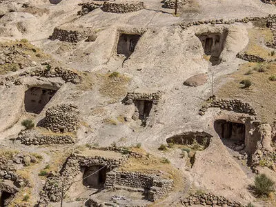 دستکندها در برابر زلزله مقاوم بوده‌اند/ ۲۴ نوع معماری دستکند در لرستان شناسایی شده و بیش از یکصد دستکند نیازمند پژوهش است