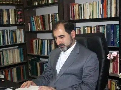 برخی تحصیل‌کردگان چنان مسحور دشمن می‌شوند که از بیگانگان می‌خواهند به کشور خودشان حمله کنند! 