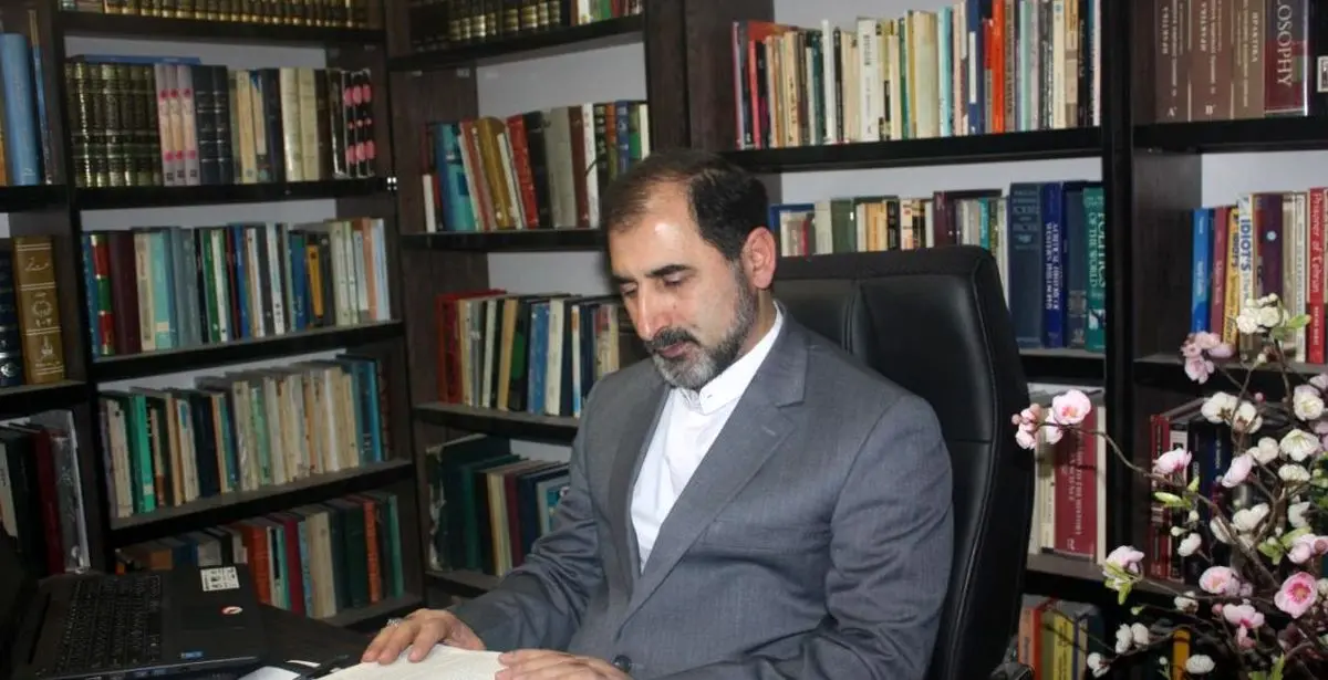 برخی تحصیل‌کردگان چنان مسحور دشمن می‌شوند که از بیگانگان می‌خواهند به کشور خودشان حمله کنند! 