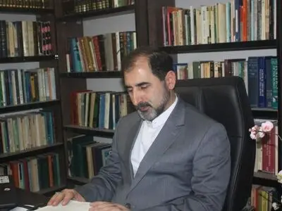 برخی تحصیل‌کردگان چنان مسحور دشمن می‌شوند که از بیگانگان می‌خواهند به کشور خودشان حمله کنند! 