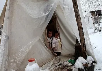 «سرما» شرایط مناطق زلزله‌زده را بحرانی‌تر کرده است/ چادر جوابگو نیست/ در برخی مناطق هنوز آوار برداری انجام نشده است/ مردم حمام ندارند/ از درز دیوار خانه‌‌های پیش‌ساخته آب می‌چکد