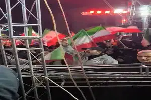 بزن به یاد رهبر شهیدم | بزن به عشق رهبر جدیدم + فیلم