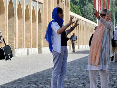 دنبال حذف مهر ویزای ایران از پاسپورت گردشگران هستیم/تابلوی ارزی در هتل‌ها نصب می‌شود/دونرخی شدن قیمت ارز برای خارجی‌ها/برابری قیمت هتل سه ستاره در ایران با یک همبرگر در اروپا