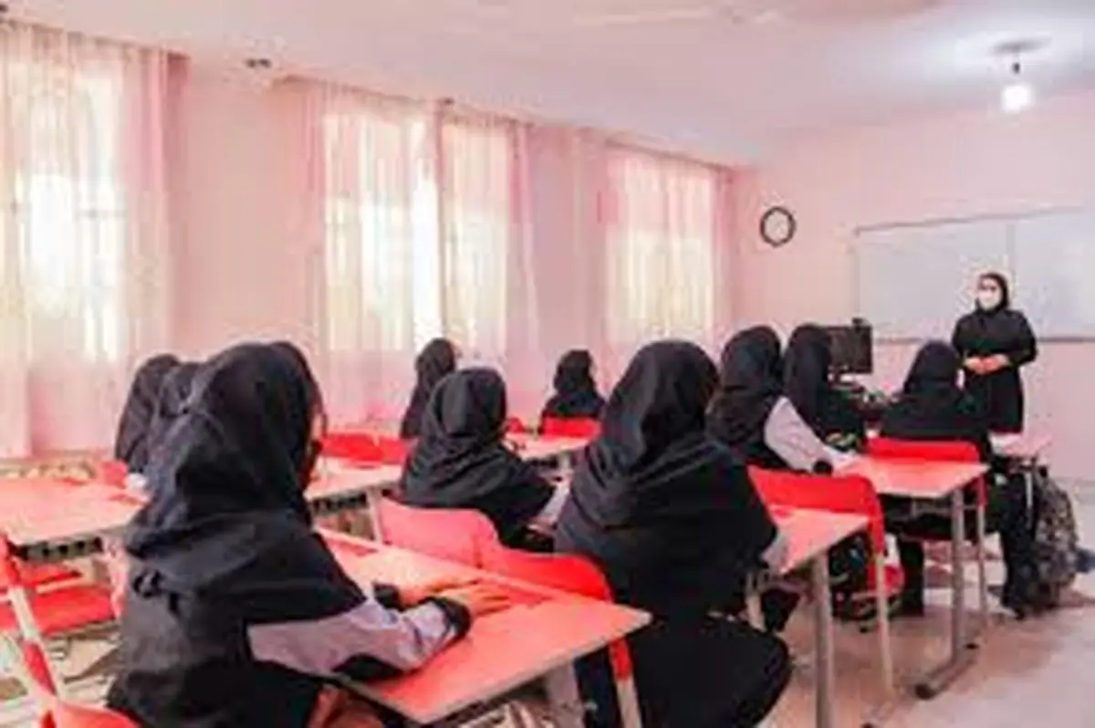 تصویر وایرال شده از پوشش متفاوت کارکنان و دانش آموزان یک مدرسه دخترانه/فیلم