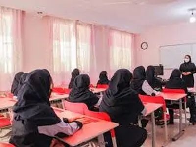 تصویر وایرال شده از پوشش متفاوت کارکنان و دانش آموزان یک مدرسه دخترانه/فیلم