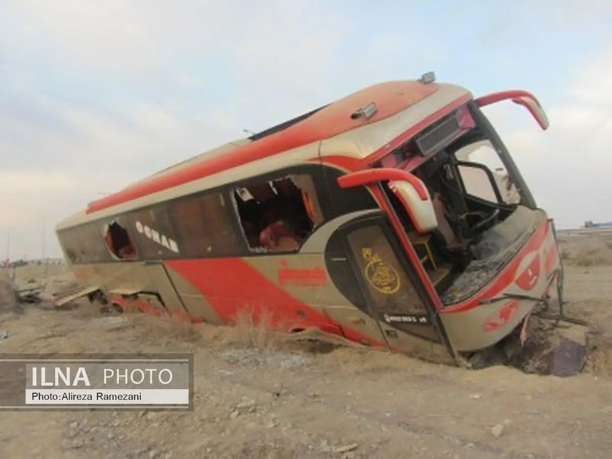 خروج اتوبوس از جاده 13 مجروح برجای گذاشت