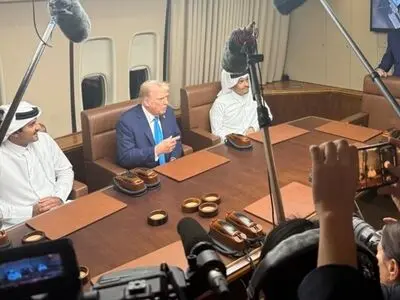 ترامب خلال محادثات على متن طائرته الرئاسية مع أمير قطر بالدوحة: لدينا شرق أوسط آمن الآن