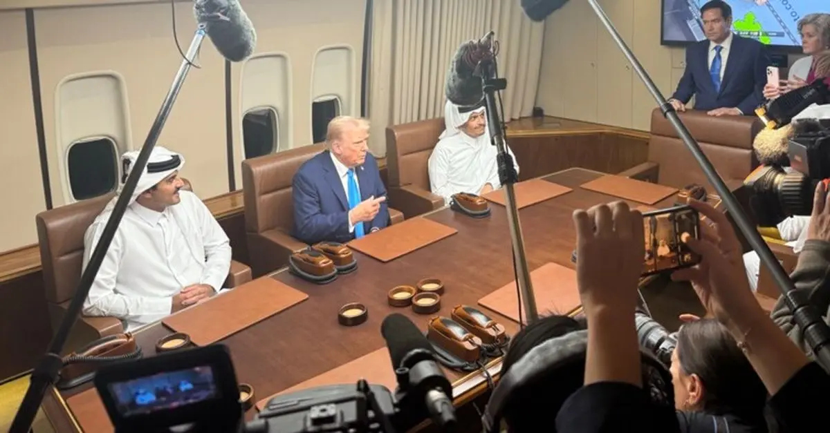 ترامب خلال محادثات على متن طائرته الرئاسية مع أمير قطر بالدوحة: لدينا شرق أوسط آمن الآن