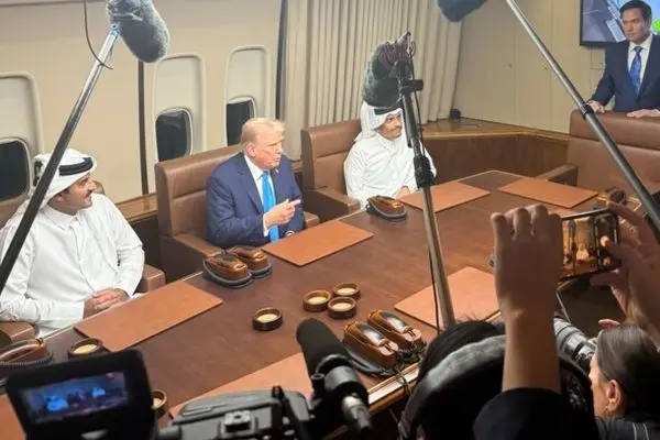ترامب خلال محادثات على متن طائرته الرئاسية مع أمير قطر بالدوحة: لدينا شرق أوسط آمن الآن